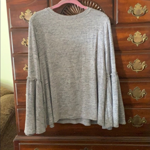 Long bell sleeve soft blouse - Picture 2 of 5